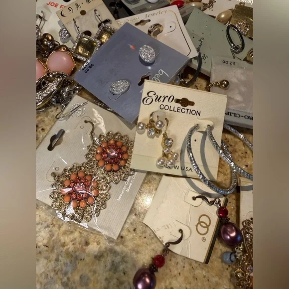 Variety of vintage costume jewelry - Earrings - Picture 11 of 16